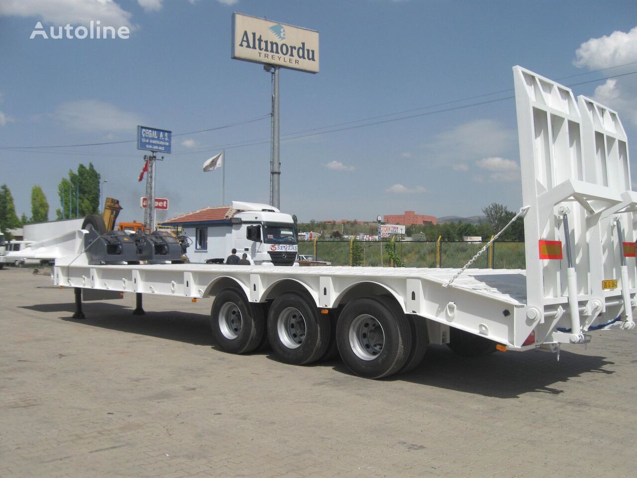 new Altinordu 3 AXLE LOWBED 60 TON CAPACITY low bed semi-trailer