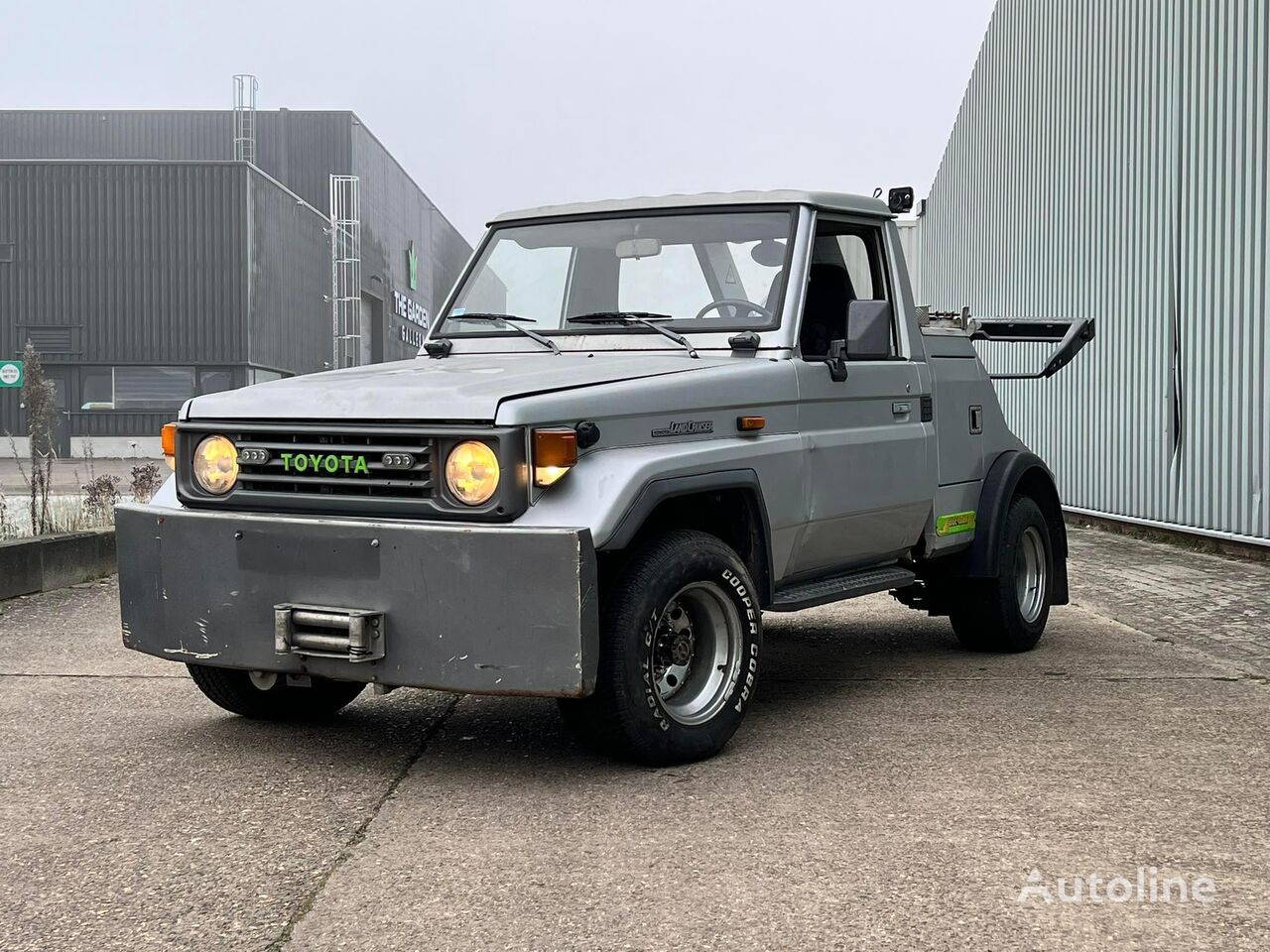 Toyota LAND CRUISER tow truck